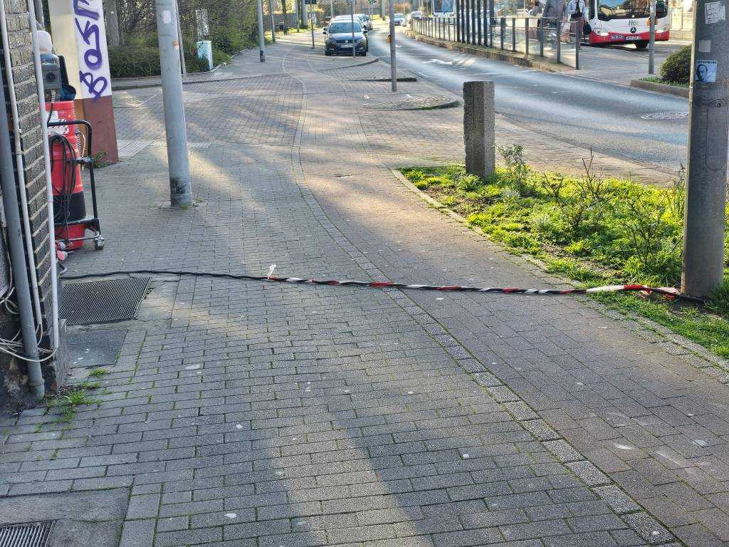 Stolperfalle durch lose verlegtes Kabel auf einem Gehweg als Beispiel für eine Verletzung der Verkehrssicherungspflicht