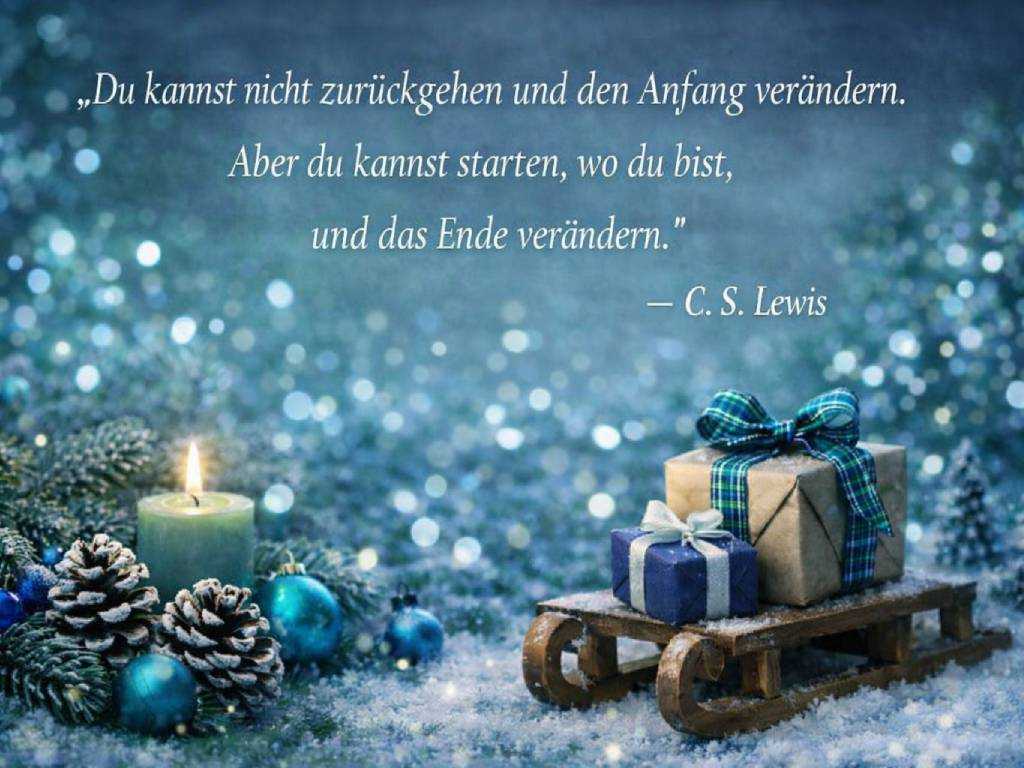 Weihnachtliche Szene mit Kerze, Geschenken und Zitat von C. S. Lewis als Symbol für Zuversicht und Neubeginn