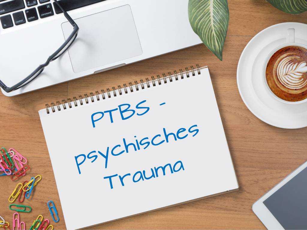 Notizblock mit der Aufschrift „PTBS – psychisches Trauma“ als Symbol für seelische Belastungen im Arbeitsumfeld