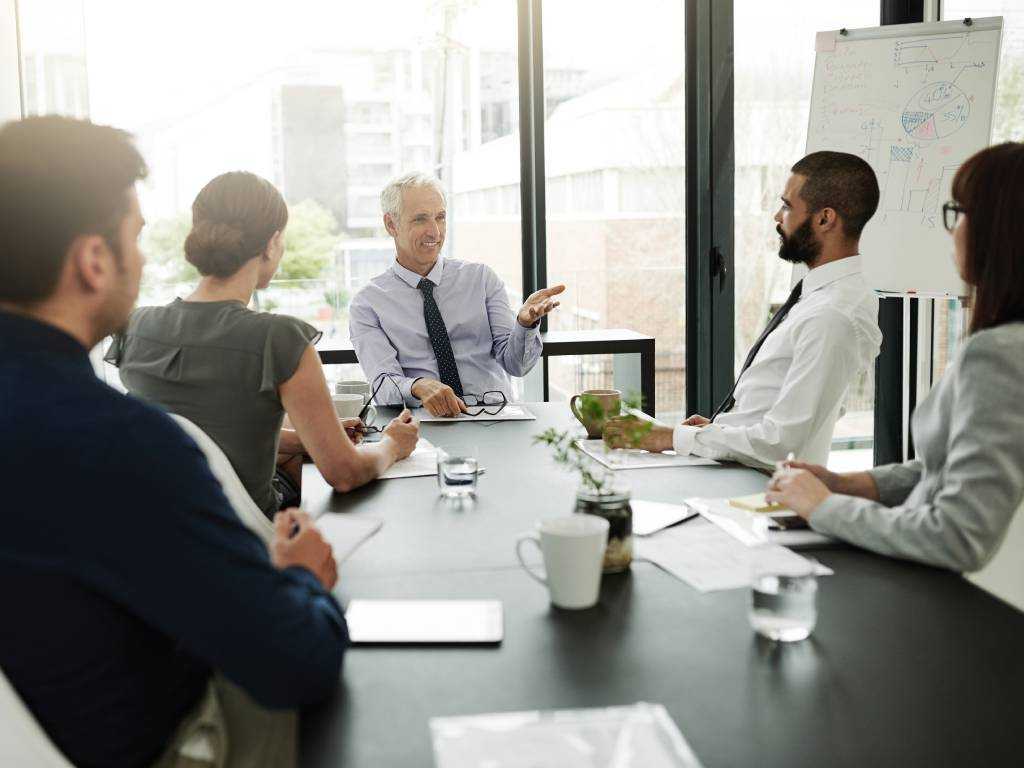 Führungskraft unterweist Mitarbeitende gemäß DGUV Regel 100-001 in Arbeitssicherheit