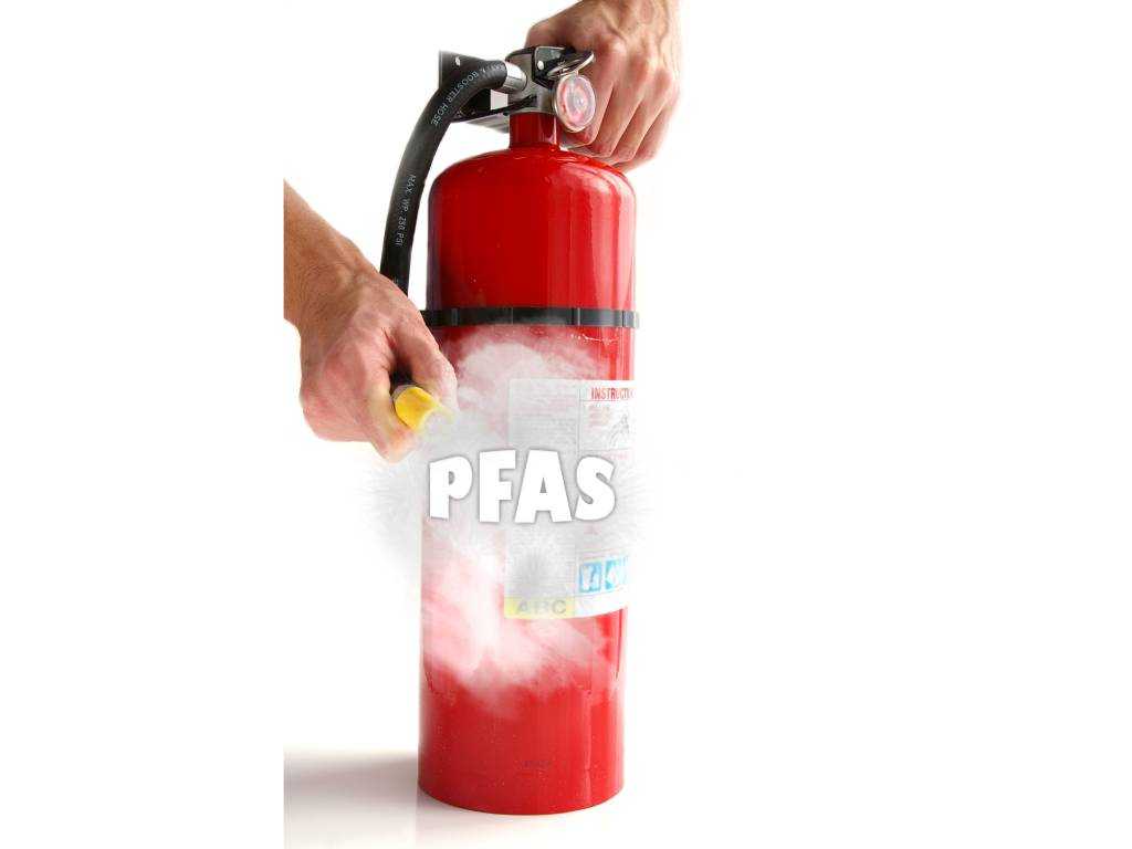 Roter Feuerlöscher mit aufsteigendem Löschmittel und Schriftzug PFAS als Symbol für PFAS in Feuerlöschern
