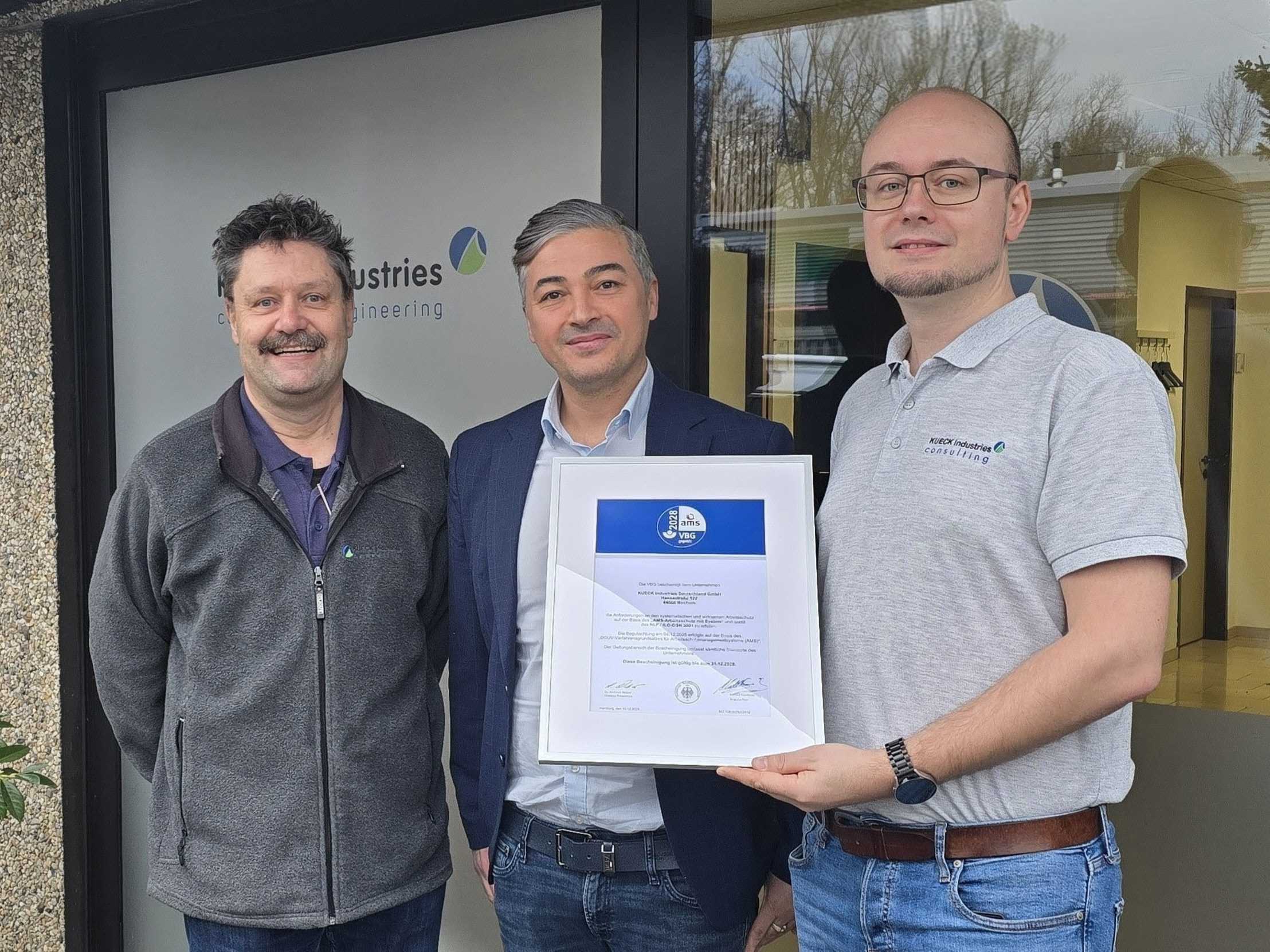 Übergabe des Zertifikats Arbeitsschutzmanagementsystem (AMS) der VBG an KUECK Industries