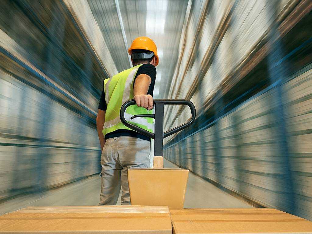 Regalprüfung und Handhubwagenprüfung im Lager nach BetrSichV und DIN EN 15635